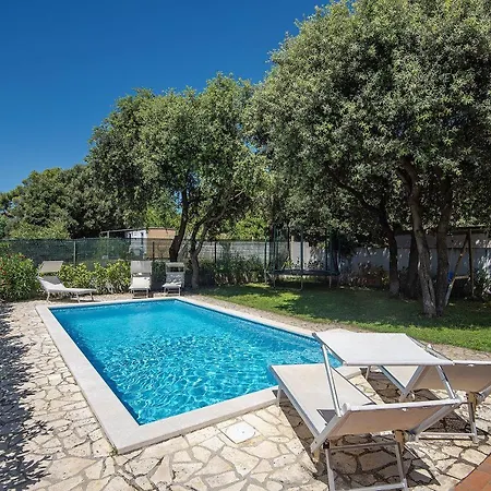 Holiday home Mit Beheiztem Privatpool, Bbq, Darts Medulin