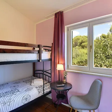Holiday home Mit Beheiztem Privatpool, Bbq, Darts Medulin