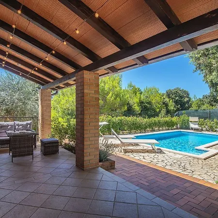 Holiday home Mit Beheiztem Privatpool, Bbq, Darts